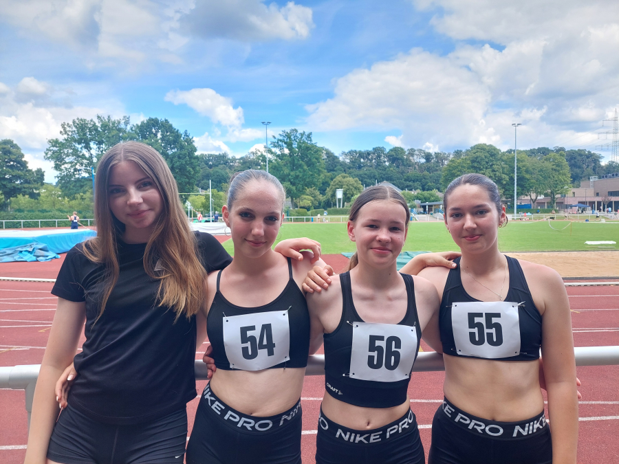 Die U16-Staffel des LAZ sprintete in Leichlingen zur neuen Bestzeit (von links): Charlotte Stein, Anna Lehde, Marlene Soer und Amelie Menzebach. Foto: Straub Die U16-Staffel des LAZ sprintete in Leichlingen zur neuen Bestzeit (von links): Charlotte Stein, Anna Lehde, Marlene Soer und Amelie Menzebach. Foto: Straub