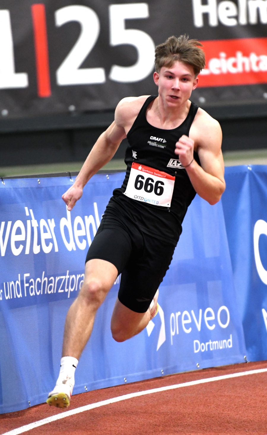 Matthis Eckhoff (m.J. U18) vom LAZ Soest legte die 200 Meter in 23,86 Sekunden zurück. Foto: Bottin Matthis Eckhoff (m.J. U18) vom LAZ Soest legte die 200 Meter in 23,86 Sekunden zurück. Foto: Bottin