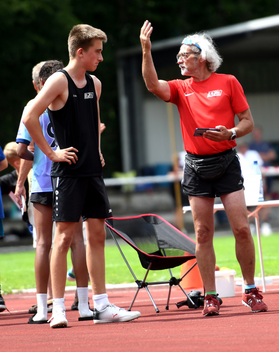 Anweisungen von Trainer Ralf Reinhardt: LAZ-Mehrkampftalent Rafael Hesse (M14) qualifizierte sich in Blomberg für die Deutschen Meisterschaften im Neunkampf und stellte im Vierkampf eine nationale Jahresbestleistung für seine Altersklasse auf. Foto: Bottin Anweisungen von Trainer Ralf Reinhardt: LAZ-Mehrkampftalent Rafael Hesse (M14) qualifizierte sich in Blomberg für die Deutschen Meisterschaften im Neunkampf und stellte im Vierkampf eine nationale Jahresbestleistung für seine Altersklasse auf. Foto: Bottin