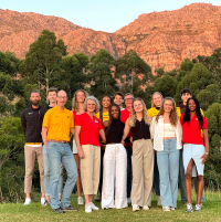 Vor malerischer Bergkulisse in Stellenbosch: Hochspringer Falk Wendrich vom LAZ Soest (hintere Reihe 5. von links) zusammen mit einer Gruppe deutscher Leichtathleten im Trainingslager in Südafrika.|||