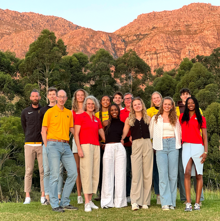 Vor malerischer Bergkulisse in Stellenbosch: Hochspringer Falk Wendrich vom LAZ Soest (hintere Reihe 5. von links) zusammen mit einer Gruppe deutscher Leichtathleten im Trainingslager in Südafrika.