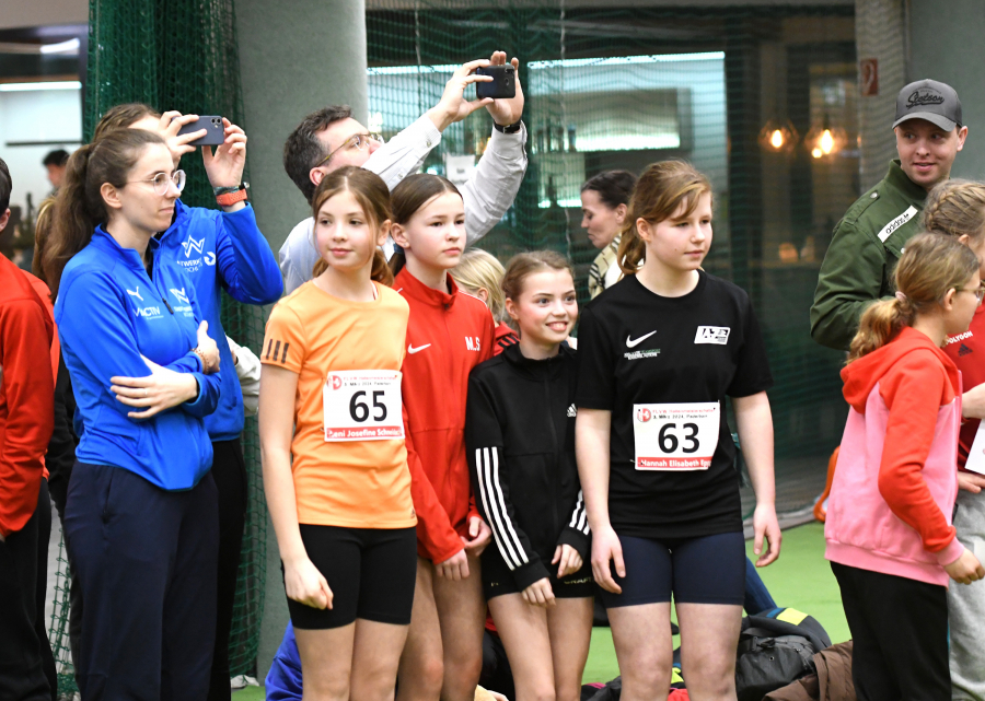 Die LAZ-Staffelmädchen der U14  während der 4 x 100-Meter-Siegerehrung im Paderborner Ahorn-Sportpark. Foto: Bottin Die LAZ-Staffelmädchen der U14  während der 4 x 100-Meter-Siegerehrung im Paderborner Ahorn-Sportpark. Foto: Bottin