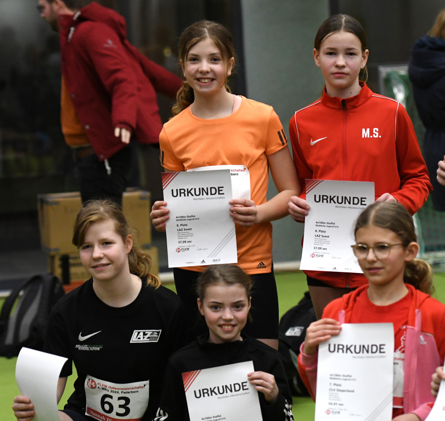 Die LAZ-Staffelmädchen der U14  während der 4 x 100-Meter-Siegerehrung im Paderborner Ahorn-Sportpark. Foto: Bottin Die LAZ-Staffelmädchen der U14  während der 4 x 100-Meter-Siegerehrung im Paderborner Ahorn-Sportpark. Foto: Bottin