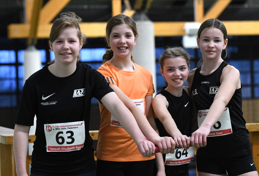 Freude &uuml;ber Platz acht: Bei den Westfalenmeisterschaften in Paderborn &uuml;berzeugte das U14-Quartett des LAZ Soest mit (von links) Hannah Eppe, Leni Schneider, Marie Rustemeyer und Marlene Soer, &uuml;ber 4 x 100 Meter insbesondere mit ausgezeichneten Wechselvorg&auml;ngen. Foto: Bottin
