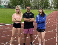 Trainer Sam Stanislaus ist für die Saisonvorbereitung mit LAZ-Mehrkämpferin Laura Voß (rechts) und 800 Meter-Läuferin Carmen Blameuser extra aus Großbritannien nach Soest gekommen. Foto: Wendrich|||