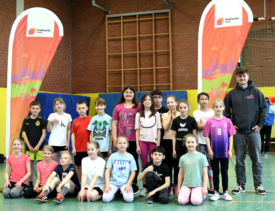 An der Wieseschule - hier die 4c mit Lehrer Tim Bongert - fand die erste Vorrunde des diesjährigen Stadtwerke Soest-LAZ-Grundschul-Sprintcups 2025 statt. Foto: Bottin
