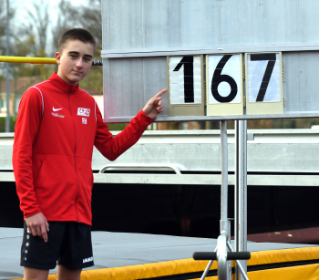 Er zeigt es an: U14-Athlet Rafael Hesse vom LAZ Soest &uuml;bersprang in dieser Saison ausgezeichnete 1,67 Meter und ist damit in seiner Altersklasse M13 zweitbester Hochspringer Deutschlands. Foto: Bottin|Ein Nachwuchs-Duo, auf das der Verein zu Recht stolz sein kann: Greta Karsten (W12) und Rafael Hesse (M13) vom LAZ Soest sind in ihren Altersklassen die Nummer eins bzw. zwei in Deutschland. Foto: Bottin|||