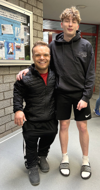 Begegnung in Erfurt: Martin Brewe vom LAZ Soest traf bei den Deutschen Hallenmeisterschaften in der Para-Leichtathletik auf Rio de Janeiro-Olympiasieger Niko Kappel. Foto: Bottin|||