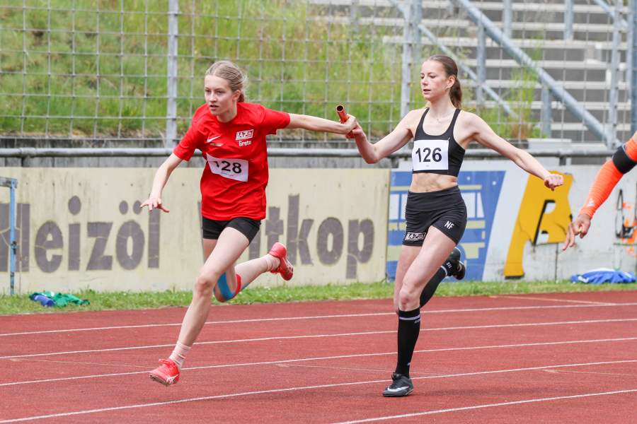 Greta Karsten und Nia Ferige beim Staffel-Wechsel. Foto: Reinhard Greta Karsten und Nia Ferige beim Staffel-Wechsel. Foto: Reinhard
