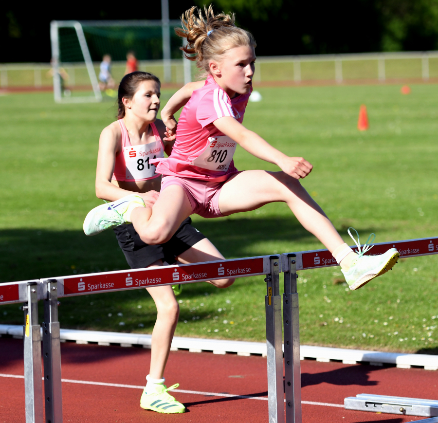 Sophie Bornemann vom LAZ Soest zeigte als 11-Jährige bereits eine ansprechende Technik beim Hürdensprint. Foto: Bottin