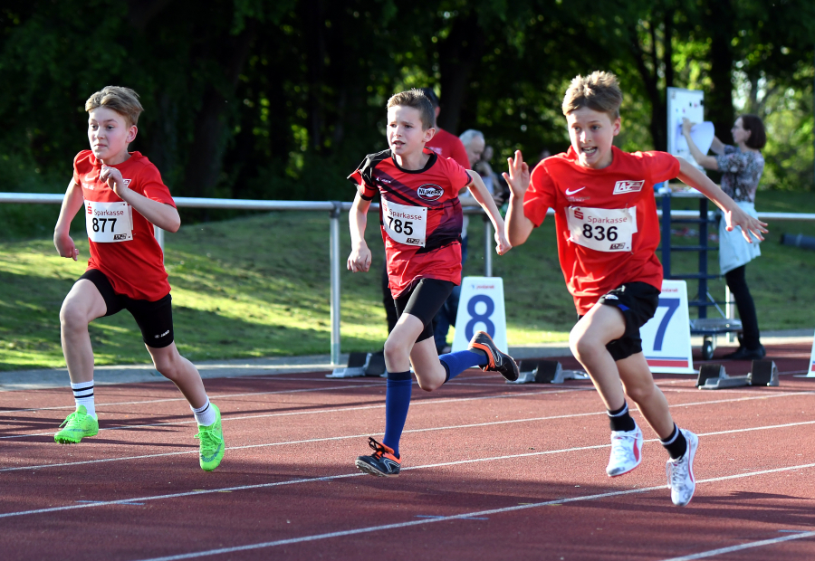 Voller Einsatz der U14-Jungen beim Sprint &uuml;ber 50 Meter (von links): Alex H&auml;ndelmann (LAZ), ein niederl&auml;ndischer Sportler vom AV Nijkerk und Lenn Wolf (LAZ). Foto: Bottin