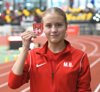 Westfalenmeisterin: W15-Athletin Maja Bolinger vom LAZ Soest triumphiert bei den Titelkämpfen in Dortmund mit großartigen 7,87 Sekunden über 60 Meter und ist damit aktuell viertbeste Deutsche. Foto: Harald Bottin|Gold und 60-Meter-Titel für Maja Bolinger (rechts): Im Ziel hat die Athletin des LAZ Soest einen Vorsprung von drei Hundertstel vor der Paderbornerin Kimberly Ogbuanu. Foto: Harald Bottin|Tolle Steigerung: U18-Athletin Mia Vollmer vom LAZ Soest steigert sich bei den Westfalenmeisterschaften in Dortmund auf starke 8,03 Sekunden über 60 Meter und wird Sechste. Foto: Harald Bottin|Erste Gratulanten der neuen Westfalenmeisterin Maja Bolinger vom LAZ Soest waren Mannschaftskameradin Mia Vollmer (rechts) und Trainer Florian Wendt (links). Foto: Harald Bottin|Westfalens W15-Sprintkönigin Maja Bolinger (Mitte) vom LAZ Soest mit Kimberly Ogbuanu (links, LC Paderborn) und Charlotte Görz (TV Werne). Foto: Harald Bottin|Persönliche Bestleistung: U18-Athletin Maya Klute vom LAZ Soest steigert sich im Dreisprung auf 10,42 Meter und wird Westfalen-Sechste. Foto: Harald Bottin|Persönliche Bestleistung: U18-Athletin Maya Klute vom LAZ Soest steigert sich im Dreisprung auf 10,42 Meter und wird Westfalen-Sechste. Foto: Harald Bottin|Mehrkämpferin Sophie Martin vom LAZ Soest erzielte bei den Westfälischen Hallenmeisterschaften in Dortmund ausgezeichnete                             8,03 Sekunden im 60 Meter-Vorlauf und war damit hinter Hannah Bauermann vom SC Olpe zweitschnellste Sprinterin des jüngeren U18-Jahrgangs 2008. Foto: Harald Bottin|||