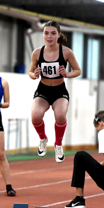 Immer schneller: Marie Rustemeyer (W14) vom LAZ Soest lief die 60 Meter in 8,53 Sekunden. Foto: Bottin|Auch im Sprint gut unterwegs: Greta Karsten (W14) vom LAZ Soest sprintete in 8,71 Sekunden &uuml;ber 60 Meter. Foto: Bottin|7,75 Sekunden &uuml;ber 60 Meter: M15-Athlet Rafael Hesse vom LAZ Soest war in Wattenscheid so schnell wie nie unterwegs. Foto: Bottin|Nummer eins in Westfalen: Rafael Hesse vom LASoest setzte sich mit neuer Hallenbestleistung im Weitsprung von 6,08 Metern an die Spitze der M15-Landesbestenliste. Foto: Bottin|Bestzeit trotz H&auml;ngenbleibens an der letzten H&uuml;rde: Josefine Zickau (W14) sprintet &uuml;ber die 60m H&uuml;rden zu 10,11 Sekunden. Foto: Reinhard|Ebenfalls Bestzeit: W13-Sportlerin Noelle Biegel vom LAZ Soest legte die 60-Meter-H&uuml;rden in 10,52 Sekunden zur&uuml;ck. Foto: Bottin|||