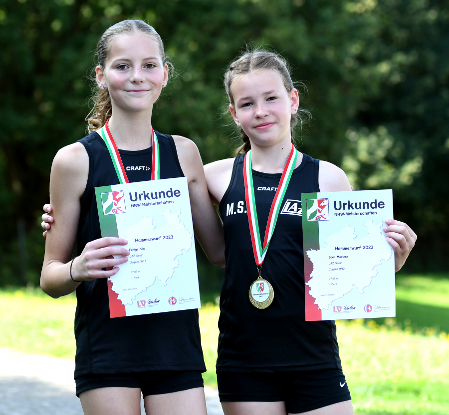 Die beiden NRW-Hammerwurfmeisterinnen Nia Ferige (W13, links) und Marlene Soer (W12) vom LAZ Soest sind 2023 in ihren Altersklassen zusammen allein sechs Mal die Nummer eins in Westfalen. Foto: Bottin Die beiden NRW-Hammerwurfmeisterinnen Nia Ferige (W13, links) und Marlene Soer (W12) vom LAZ Soest sind 2023 in ihren Altersklassen zusammen allein sechs Mal die Nummer eins in Westfalen. Foto: Bottin