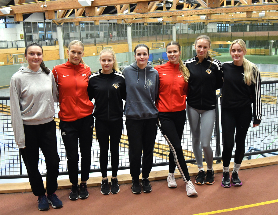 Lilli Michel, Mia Vollmer, Maja Bolinger, Carmen Büttner, Lina Vollmer, Sophie Martin und Maya Klute (von links) bereiten sich bei idealen Trainingsbedingungen im Paderborner Ahorn-Sportpark auf die bevorstehenden Höhepunkte der Hallensaison vor. Foto: Bottin