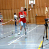 Wer ist der(die) Schnellste: Beim fliegenden Sprint &uuml;ber 15 Meter durch die Lichtschranken ging es f&uuml;r die M&auml;dchen und Jungen um hundertstel Sekunden. Foto: Bottin|Die Allerj&uuml;ngsten mussten beim 30-Meter-Sprint schon mal an die Hand genommen werden - wie hier von LAZ-Trainerin Jana Klee. Foto: Bottin|Werfen durch hochgeh&auml;ngte Reifen war eine von mehreren Disziplinen beim Indoormeeting des LAZ Soest. Foto: Bottin|Sophie Bornemann (links) und Charlotte Biegel beim Sprint &uuml;ber 30-Meter-H&uuml;rden. Foto: Bottin|Der Sprint &uuml;ber kindgerechte H&uuml;rden geh&ouml;rt seit Jahren zum festen Bestandteil beim Indoormeeting des LAZ Soest. Foto: Bottin|Der Hochsprung mit Hilfe des Sprungbretts ist f&uuml;r den Nachwuchs eine der Lieblingsdisziplinen beim Indoormeeting des LAZ Soest. Foto: Bottin||||