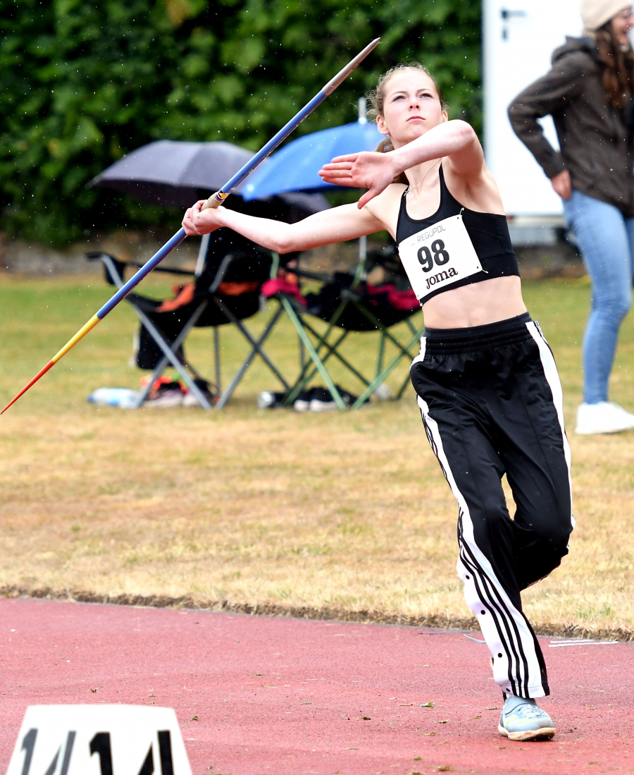 Konkurrenzloser Doppelsieg: Mia Vollmer (links) vom LAZ Soest  gewann den Landesmeistertitel im Siebenkampf vor Mannschaftskameradin Maya Klute. Foto: Bottin Konkurrenzloser Doppelsieg: Mia Vollmer (links) vom LAZ Soest  gewann den Landesmeistertitel im Siebenkampf vor Mannschaftskameradin Maya Klute. Foto: Bottin