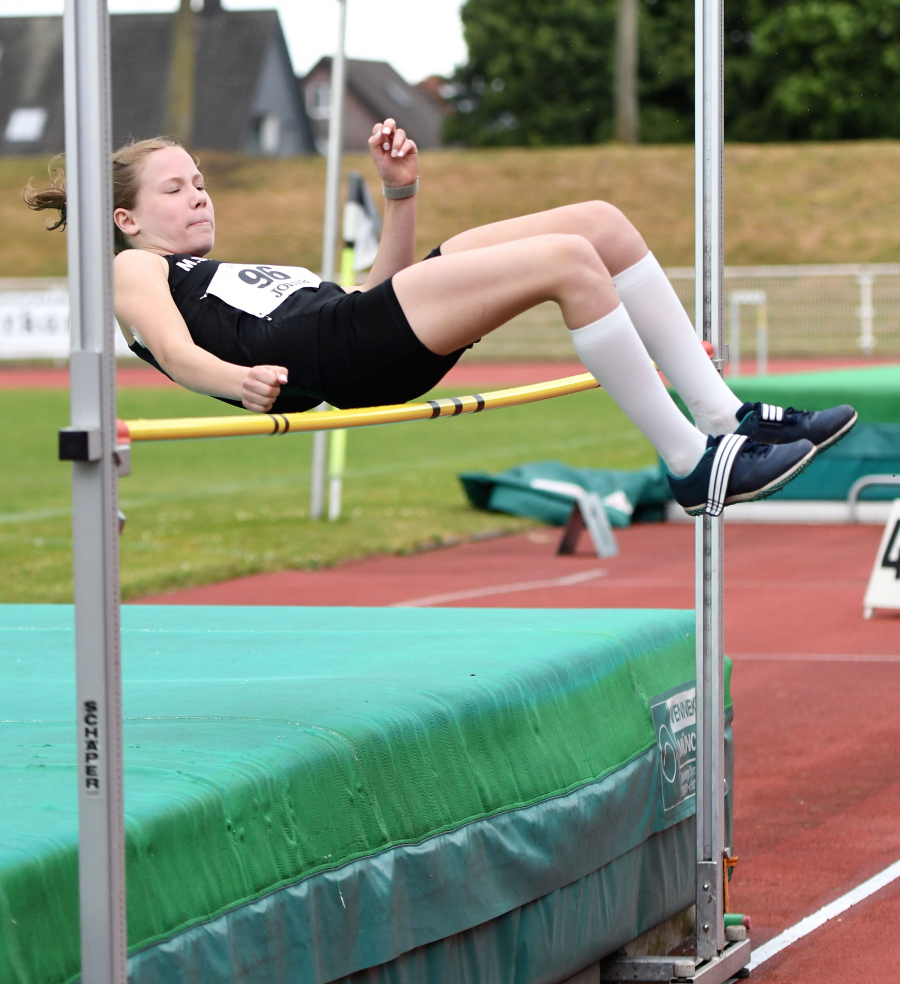Noelle Biegel (W12) vom LAZ Soest sorgte mit ihrem Titelgewinn im Vierkampf für eine Überraschung. Im Hochsprung erzielte die junge Soesterin 1,24 Meter. Foto: Bottin Noelle Biegel (W12) vom LAZ Soest sorgte mit ihrem Titelgewinn im Vierkampf für eine Überraschung. Im Hochsprung erzielte die junge Soesterin 1,24 Meter. Foto: Bottin