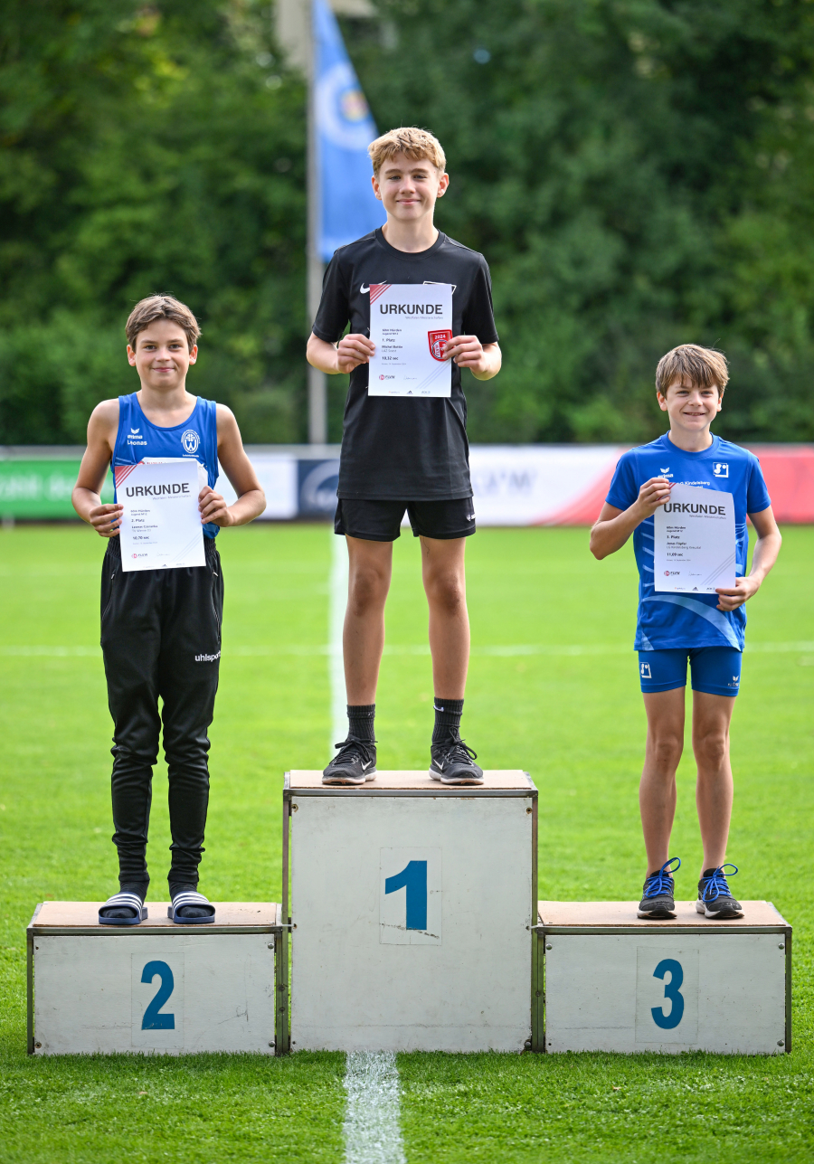 M12-Hürdensprint-Siegerehrung in Kamen: In der Mitte Westfalenmeister Michel Bottin vom LAZ Soest, links Vizemeister Leonas Czeranka (TV Werne, rechts der Dritte, Jonas Töpfer (LG Kindelsberg Kreuztal). Foto: Bottin M12-Hürdensprint-Siegerehrung in Kamen: In der Mitte Westfalenmeister Michel Bottin vom LAZ Soest, links Vizemeister Leonas Czeranka (TV Werne, rechts der Dritte, Jonas Töpfer (LG Kindelsberg Kreuztal). Foto: Bottin
