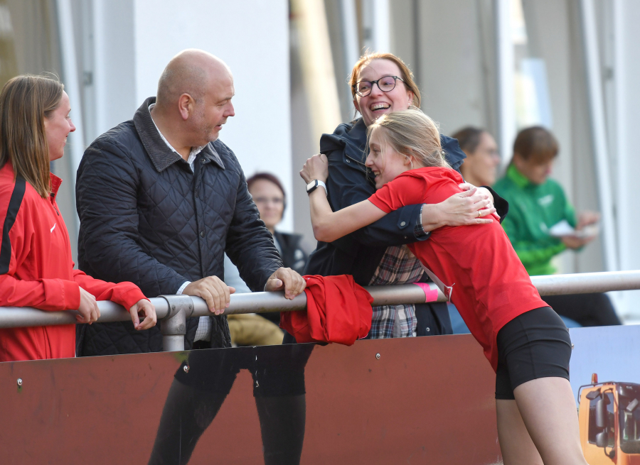 Groß war die Freude über Greta Karstens Westfalenmeistertitel im Hochsprung auch bei Trainerin Annika Straub (links) und den Eltern der Sportlerin. Foto: Bottin Groß war die Freude über Greta Karstens Westfalenmeistertitel im Hochsprung auch bei Trainerin Annika Straub (links) und den Eltern der Sportlerin. Foto: Bottin