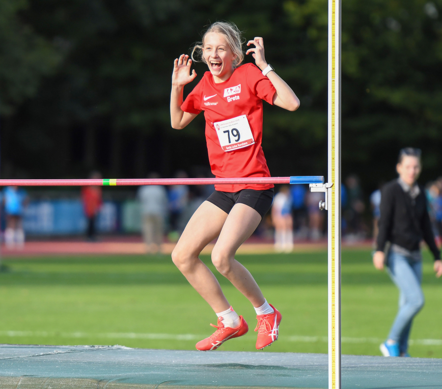 Mit einer Topleistung zum Titel: Greta Karsten (W12) vom LAZ Soest war im Hochsprung mit 1,55 Metern eine Klasse für sich und freute sich riesig über                            Sieg und Gold bei den U14-Westfalenmeisterschaften. Foto: Bottin Mit einer Topleistung zum Titel: Greta Karsten (W12) vom LAZ Soest war im Hochsprung mit 1,55 Metern eine Klasse für sich und freute sich riesig über                            Sieg und Gold bei den U14-Westfalenmeisterschaften. Foto: Bottin