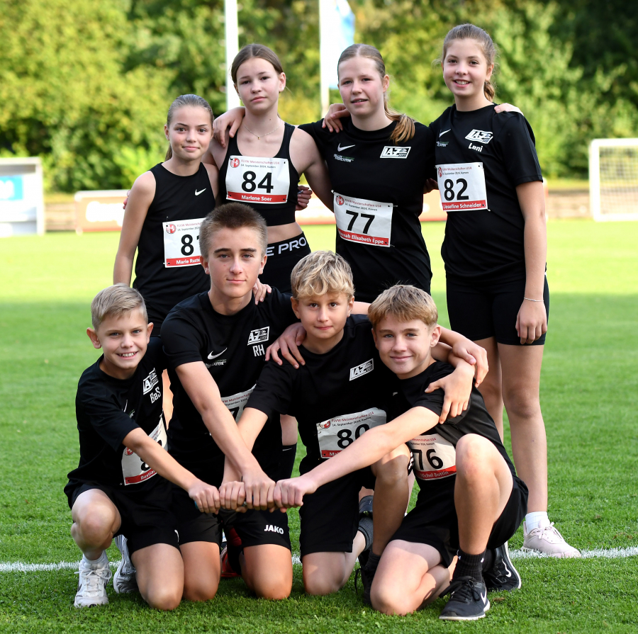 Eine Jungen- und eine M&auml;dchenstaffel &uuml;ber 4 x 75 Meter starteten f&uuml;r das LAZ Soest bei den U14-Westfalenmeisterschaften in Kamen. Unten von links: Bastian Sievert, Rafael Hesse, Malte Langenscheidt und Michel Bottin; oben von links: Marie Rustemeyer, Marlene Soer, Hannah Eppe und Leni Schneider. Foto: Bottin